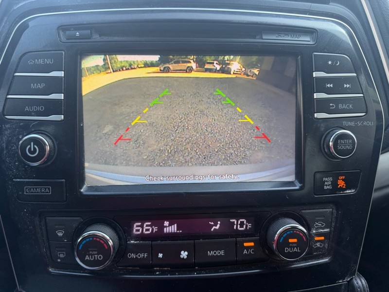 Nissan Maxima Vehicle Full-screen Gallery Image 8