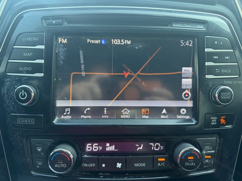 Nissan Maxima Vehicle Full-screen Gallery Image 9