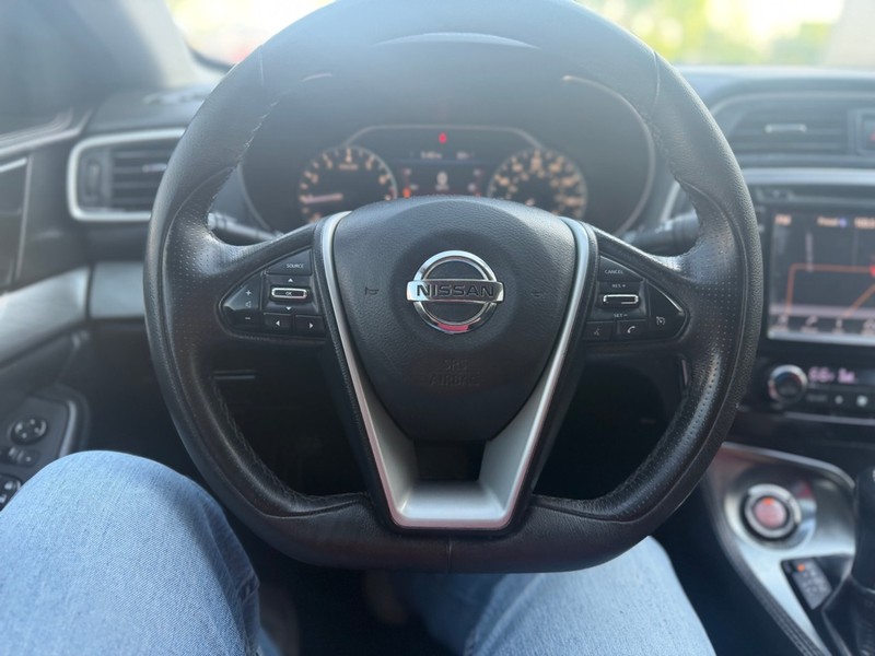 Nissan Maxima Vehicle Full-screen Gallery Image 10