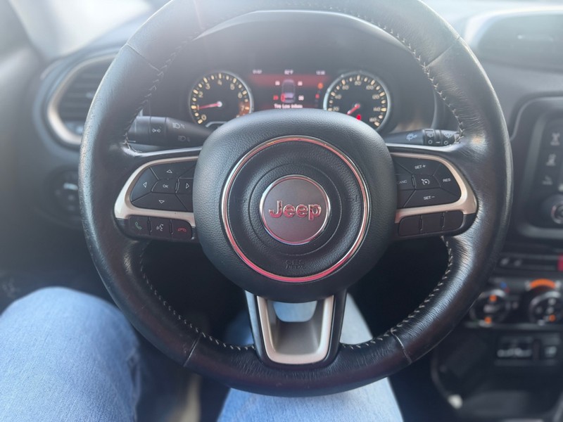 Jeep Renegade Vehicle Full-screen Gallery Image 9