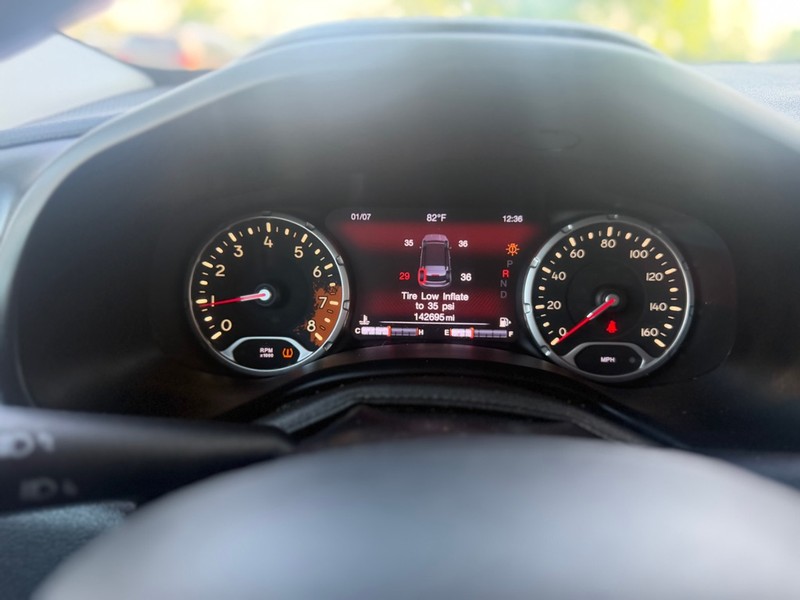 Jeep Renegade Vehicle Full-screen Gallery Image 10