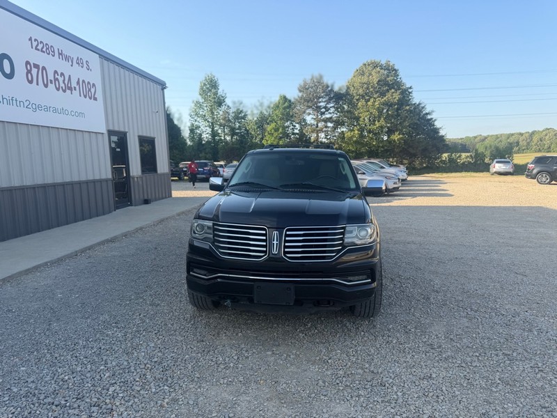 Lincoln NAVIGATOR Vehicle Full-screen Gallery Image 2