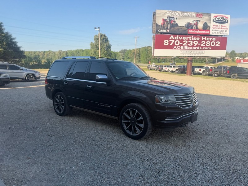 Lincoln NAVIGATOR Vehicle Full-screen Gallery Image 3