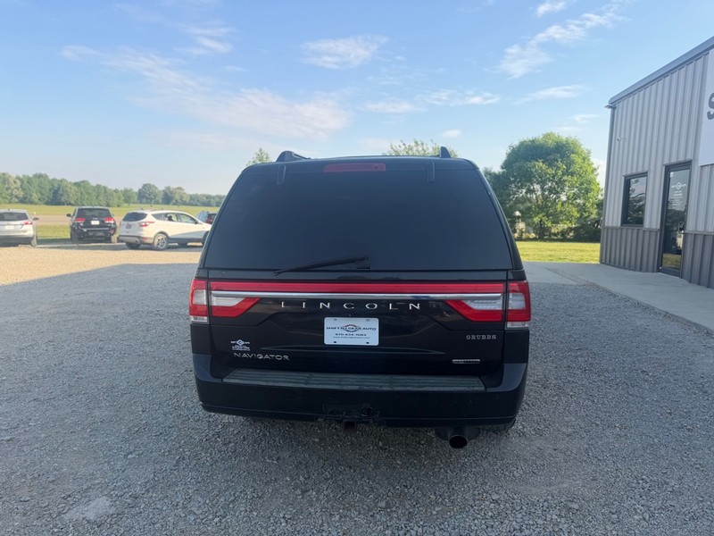 Lincoln NAVIGATOR Vehicle Full-screen Gallery Image 4