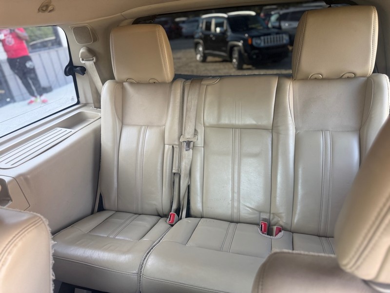 Lincoln NAVIGATOR Vehicle Full-screen Gallery Image 5