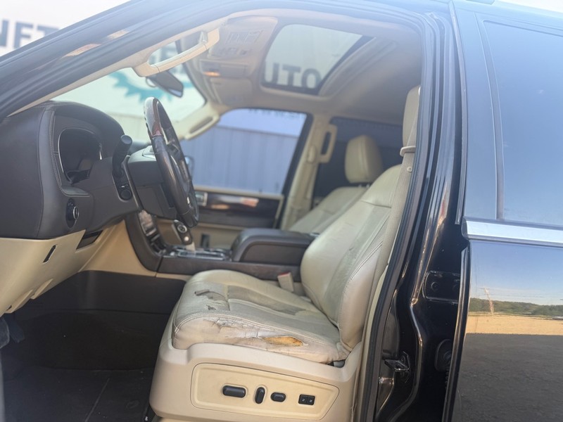 Lincoln NAVIGATOR Vehicle Full-screen Gallery Image 7