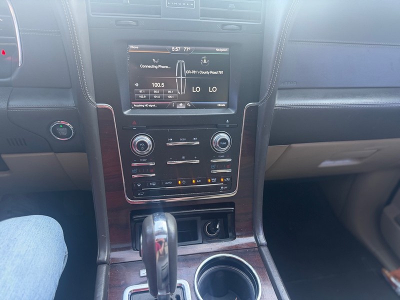 Lincoln NAVIGATOR Vehicle Full-screen Gallery Image 8