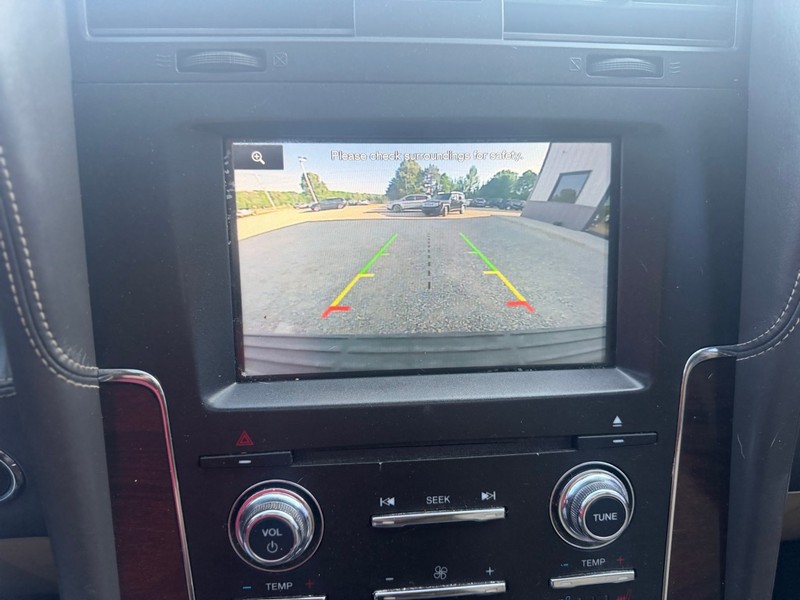 Lincoln NAVIGATOR Vehicle Full-screen Gallery Image 9