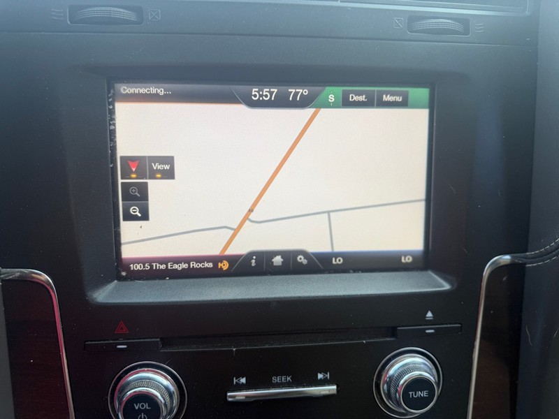 Lincoln NAVIGATOR Vehicle Full-screen Gallery Image 10