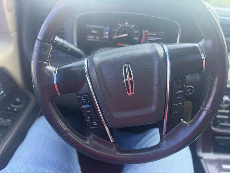 Lincoln NAVIGATOR Vehicle Full-screen Gallery Image 11