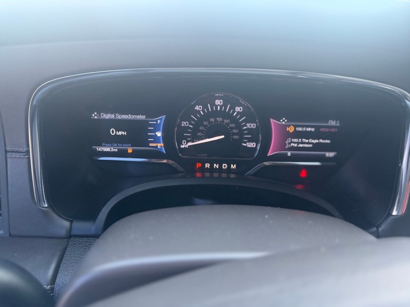 Lincoln NAVIGATOR Vehicle Full-screen Gallery Image 12