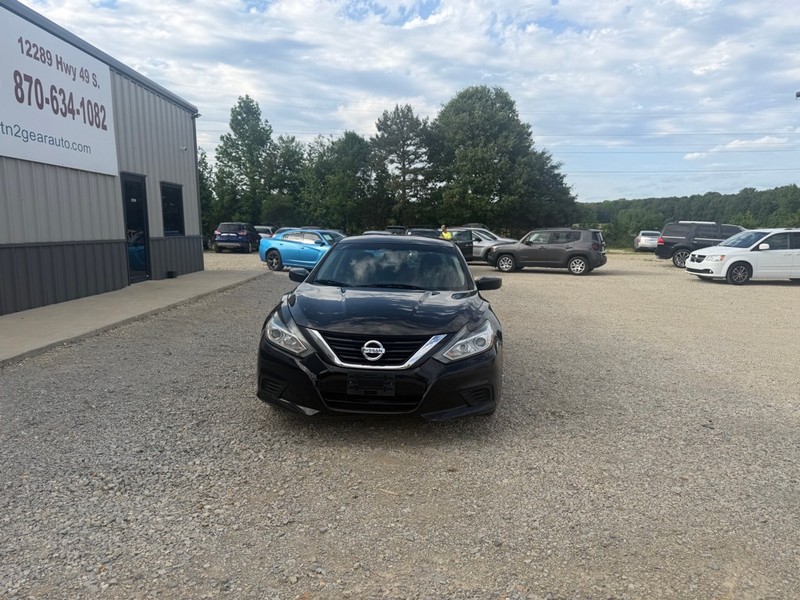 Nissan Altima Vehicle Full-screen Gallery Image 2