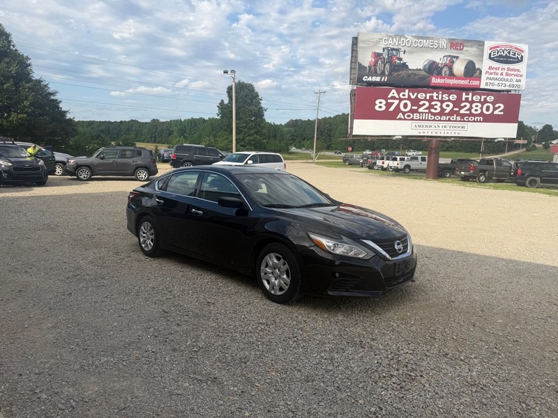 Nissan Altima Vehicle Full-screen Gallery Image 3