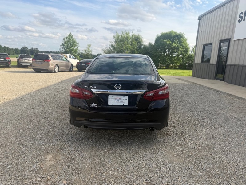 Nissan Altima Vehicle Full-screen Gallery Image 4