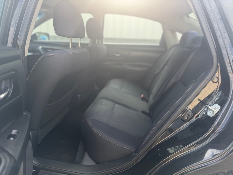 Nissan Altima Vehicle Full-screen Gallery Image 5