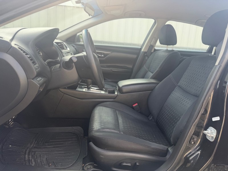 Nissan Altima Vehicle Full-screen Gallery Image 6