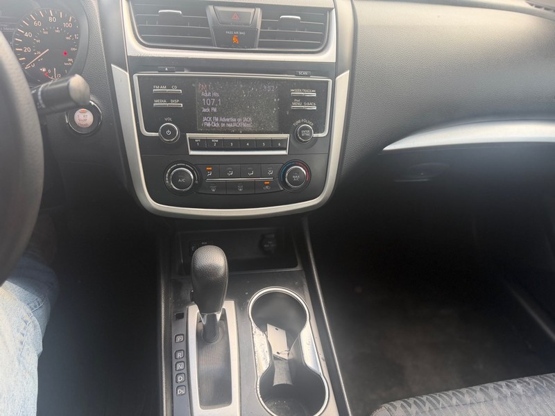 Nissan Altima Vehicle Full-screen Gallery Image 7