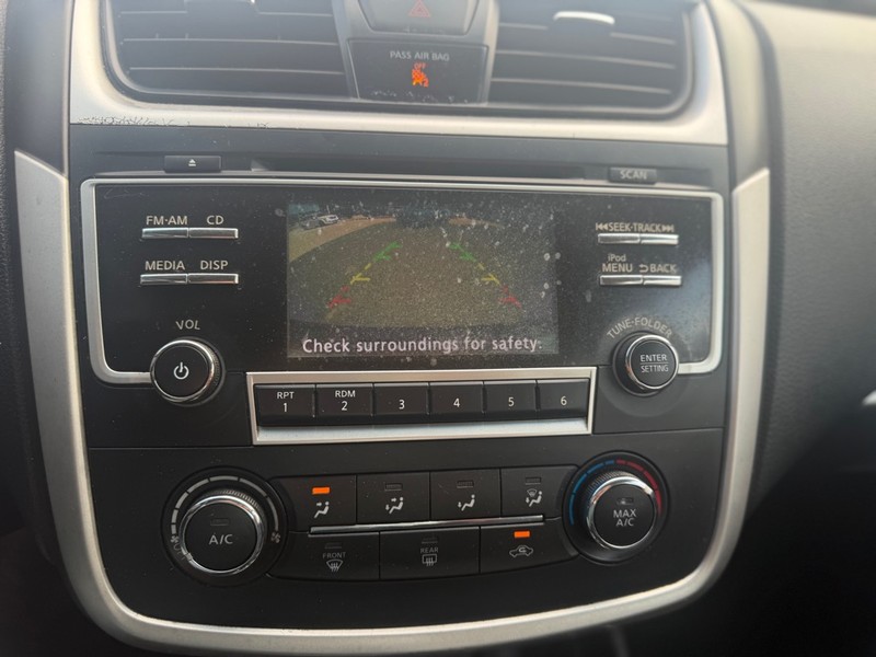 Nissan Altima Vehicle Full-screen Gallery Image 8