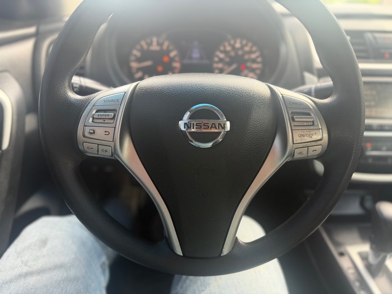 Nissan Altima Vehicle Full-screen Gallery Image 9