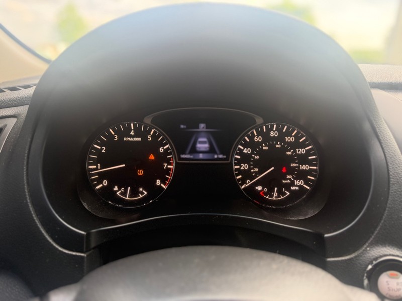 Nissan Altima Vehicle Full-screen Gallery Image 10