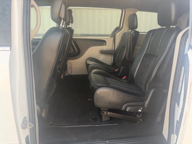 Dodge Grand Caravan Vehicle Full-screen Gallery Image 6