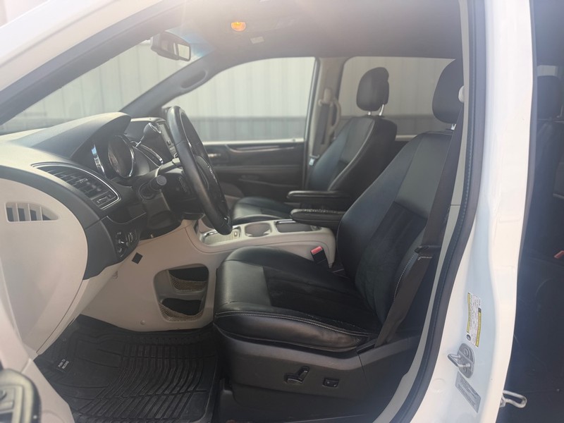 Dodge Grand Caravan Vehicle Full-screen Gallery Image 7