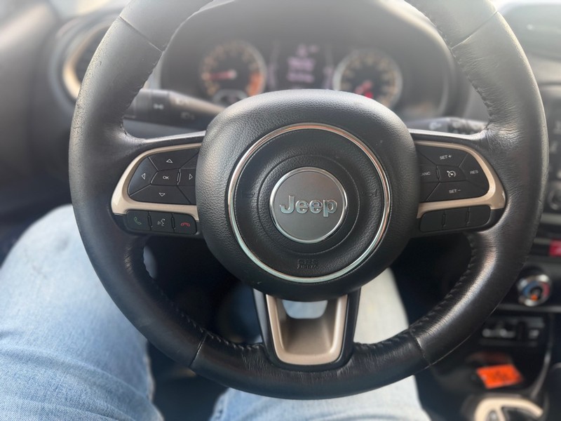 Jeep Renegade Vehicle Full-screen Gallery Image 9