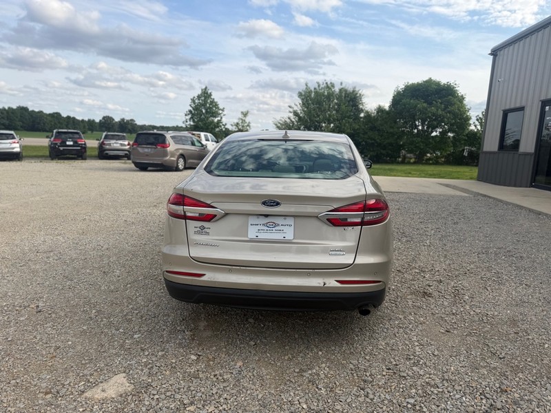 Ford Fusion Vehicle Full-screen Gallery Image 4