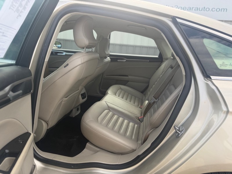 Ford Fusion Vehicle Full-screen Gallery Image 5