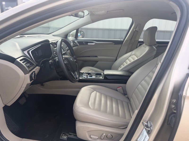 Ford Fusion Vehicle Full-screen Gallery Image 6