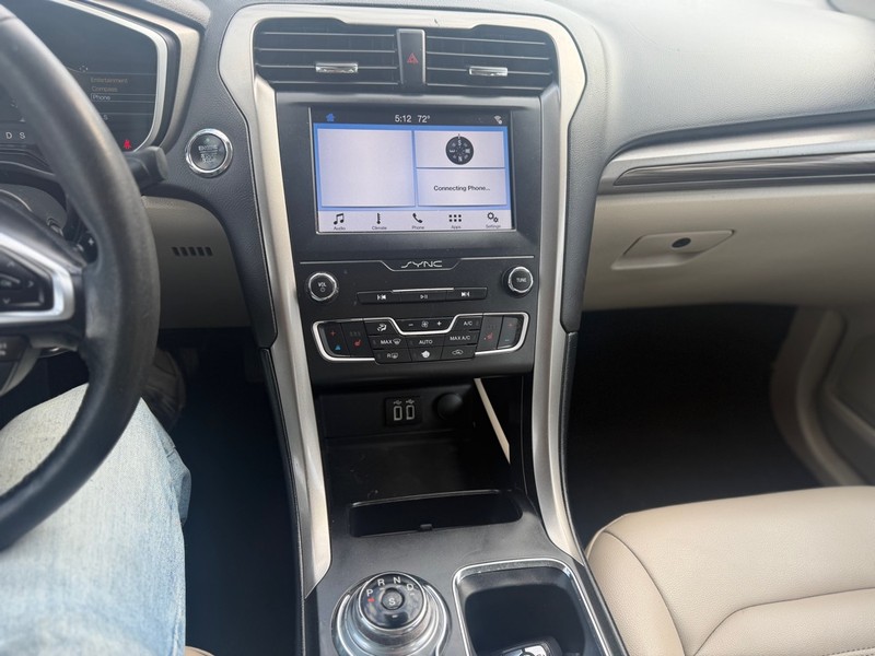 Ford Fusion Vehicle Full-screen Gallery Image 7