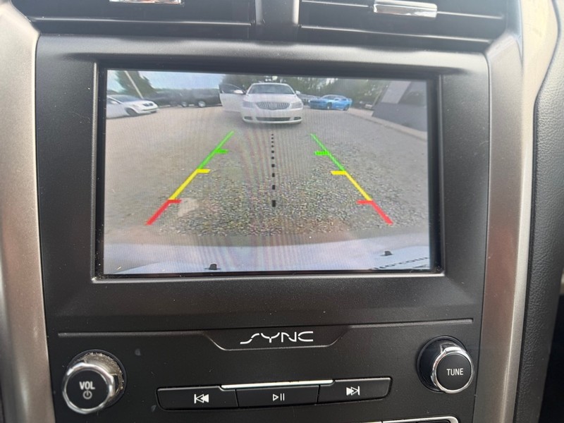 Ford Fusion Vehicle Full-screen Gallery Image 8