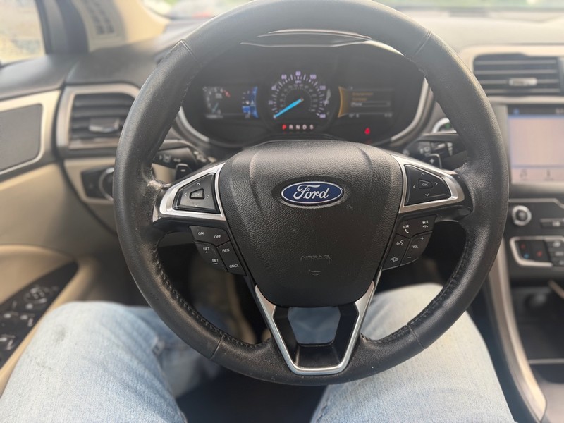Ford Fusion Vehicle Full-screen Gallery Image 9