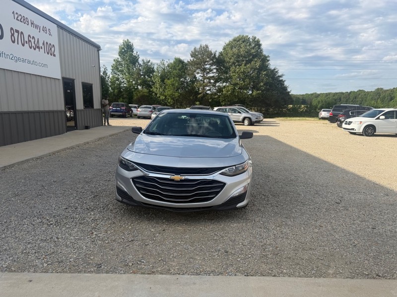 Chevrolet Malibu Vehicle Full-screen Gallery Image 2