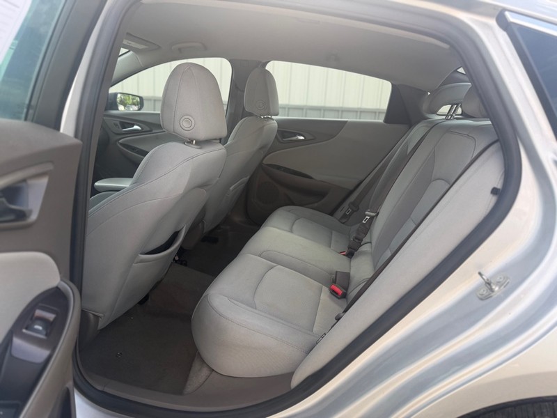 Chevrolet Malibu Vehicle Full-screen Gallery Image 5