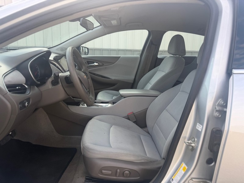 Chevrolet Malibu Vehicle Full-screen Gallery Image 6