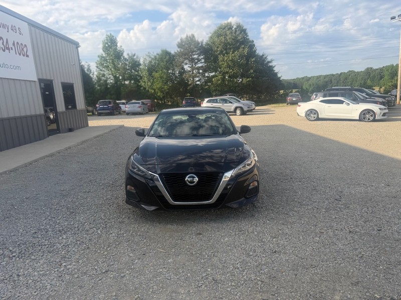 Nissan Altima Vehicle Full-screen Gallery Image 2