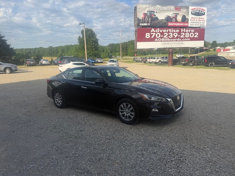 Nissan Altima Vehicle Full-screen Gallery Image 3