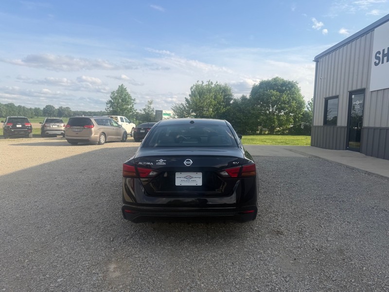 Nissan Altima Vehicle Full-screen Gallery Image 4