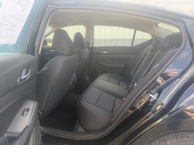 Nissan Altima Vehicle Full-screen Gallery Image 5