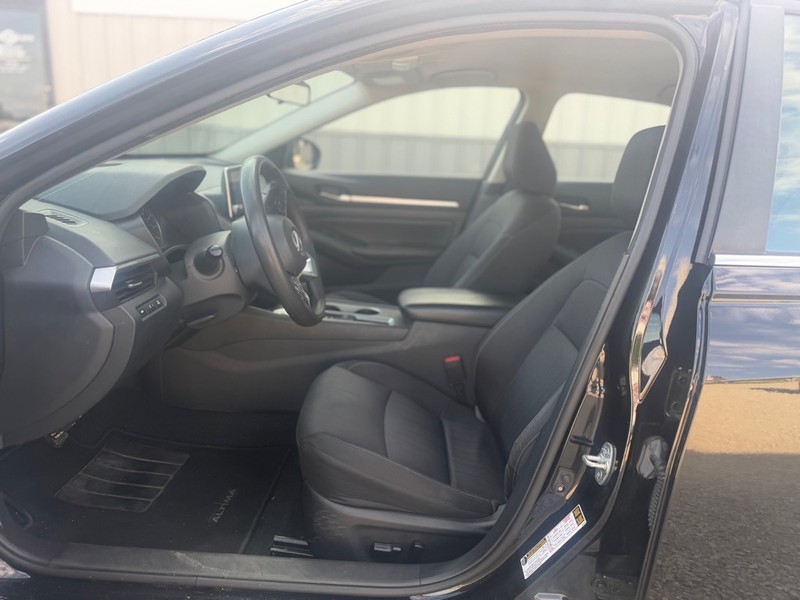 Nissan Altima Vehicle Full-screen Gallery Image 6