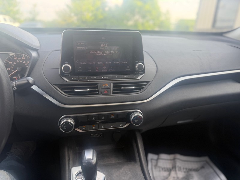 Nissan Altima Vehicle Full-screen Gallery Image 7