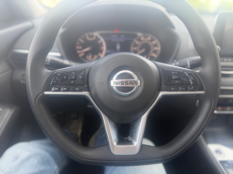 Nissan Altima Vehicle Full-screen Gallery Image 9