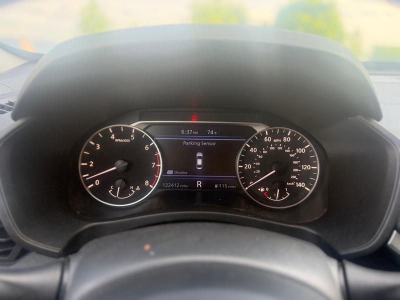 Nissan Altima Vehicle Full-screen Gallery Image 10