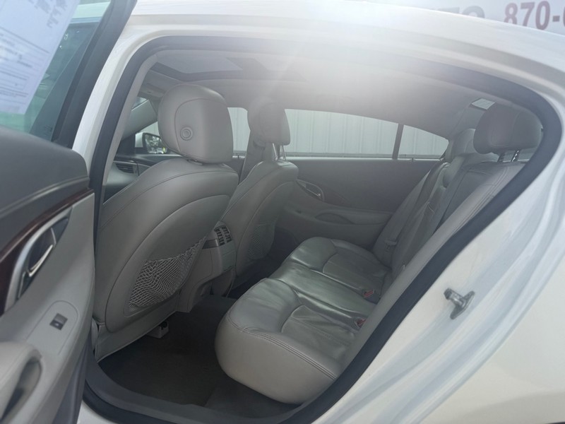 Buick LaCrosse Vehicle Full-screen Gallery Image 5
