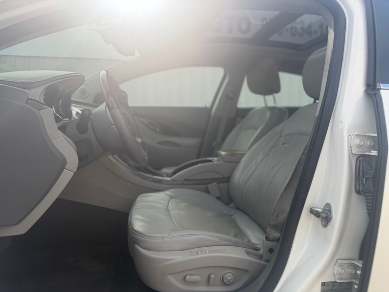 Buick LaCrosse Vehicle Full-screen Gallery Image 6