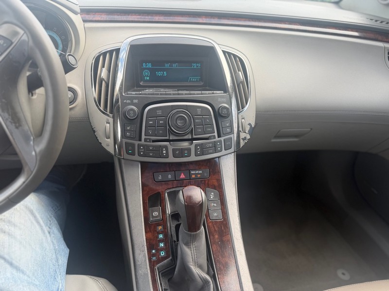 Buick LaCrosse Vehicle Full-screen Gallery Image 7