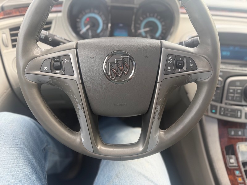 Buick LaCrosse Vehicle Full-screen Gallery Image 8