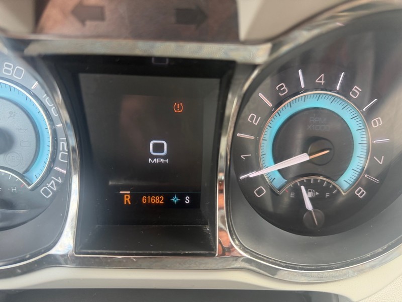 Buick LaCrosse Vehicle Full-screen Gallery Image 9