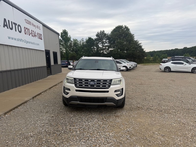 Ford Explorer Vehicle Full-screen Gallery Image 2
